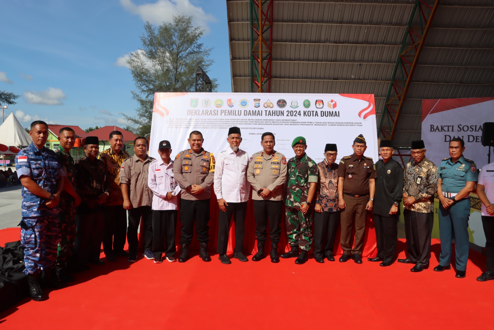 Ops NCS Polri Pimpin Deklarasi Pemilu Damai dan Bagikan 2500 Paket Sembako di Dumai