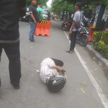 Pemotor Alami Patah Tulang Akibat Seruduk Mobil di Jalan Raya Ngagel Wonokromo