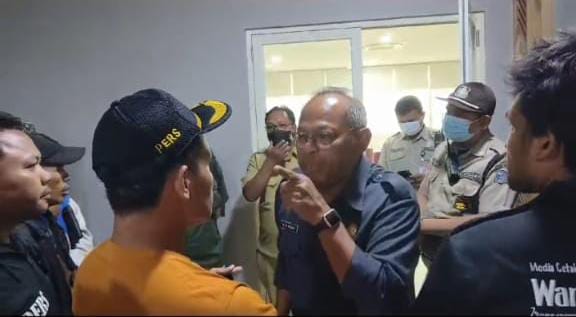 Di RSUD DR M Soewandhie Ricuh !!! Diduga Pelayanan Tidak Maksimal serta Alergi Terhadap Wartawan