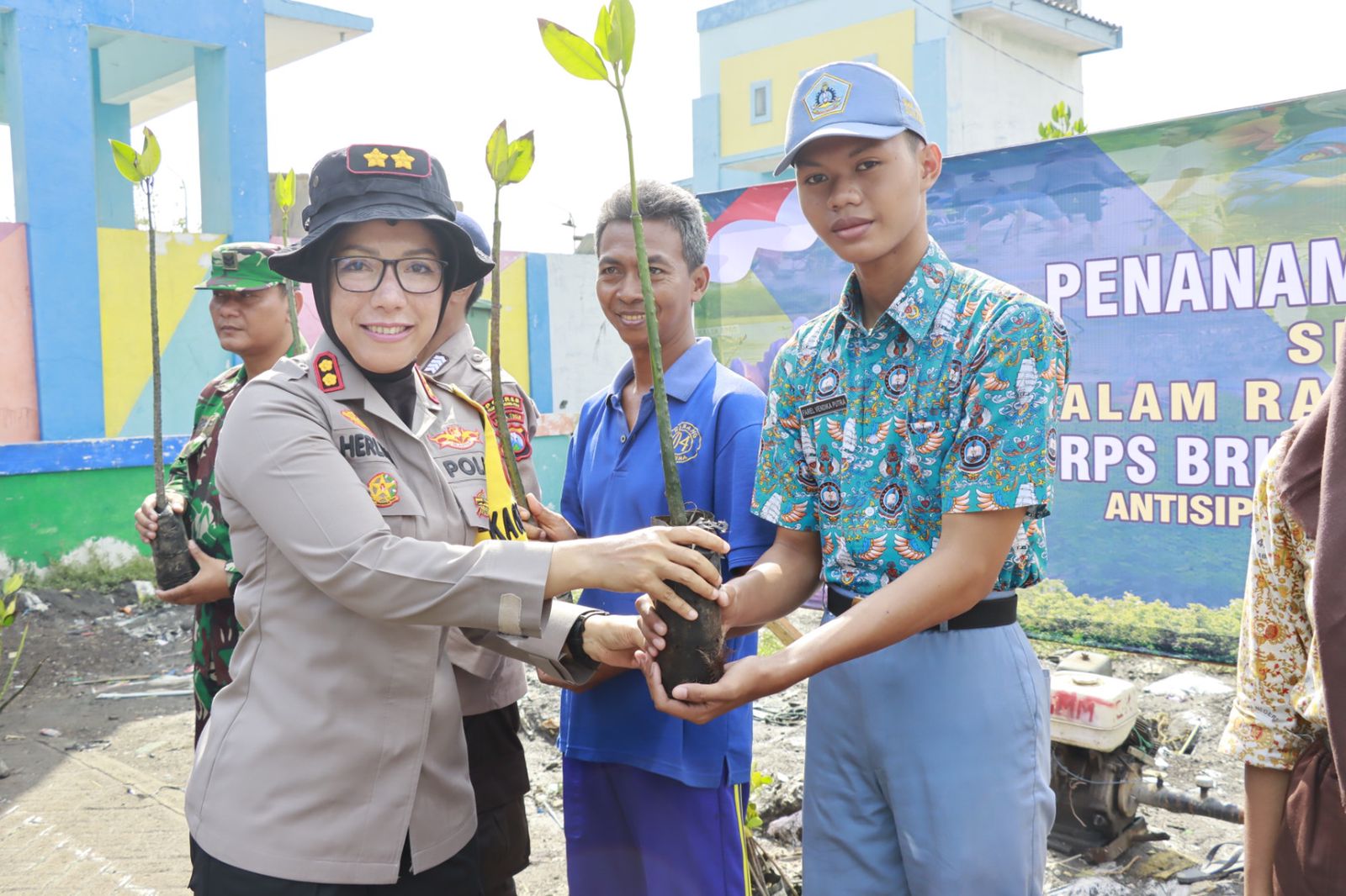HUT Korp Brimob ke – 78 dan Polairud ke – 73, Kapolres Pelabuhan Tanjung Perak Tanam Mangrove di Pesisir Wisata Sontoh Laut Surabaya
