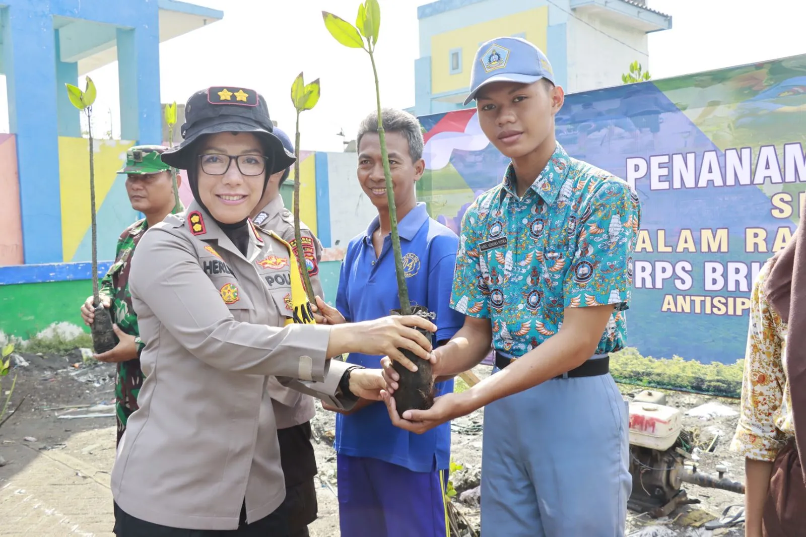 HUT Korp Brimob ke – 78 dan Polairud ke – 73, Kapolres Pelabuhan Tanjung Perak Tanam Mangrove di Pesisir Wisata Sontoh Laut Surabaya