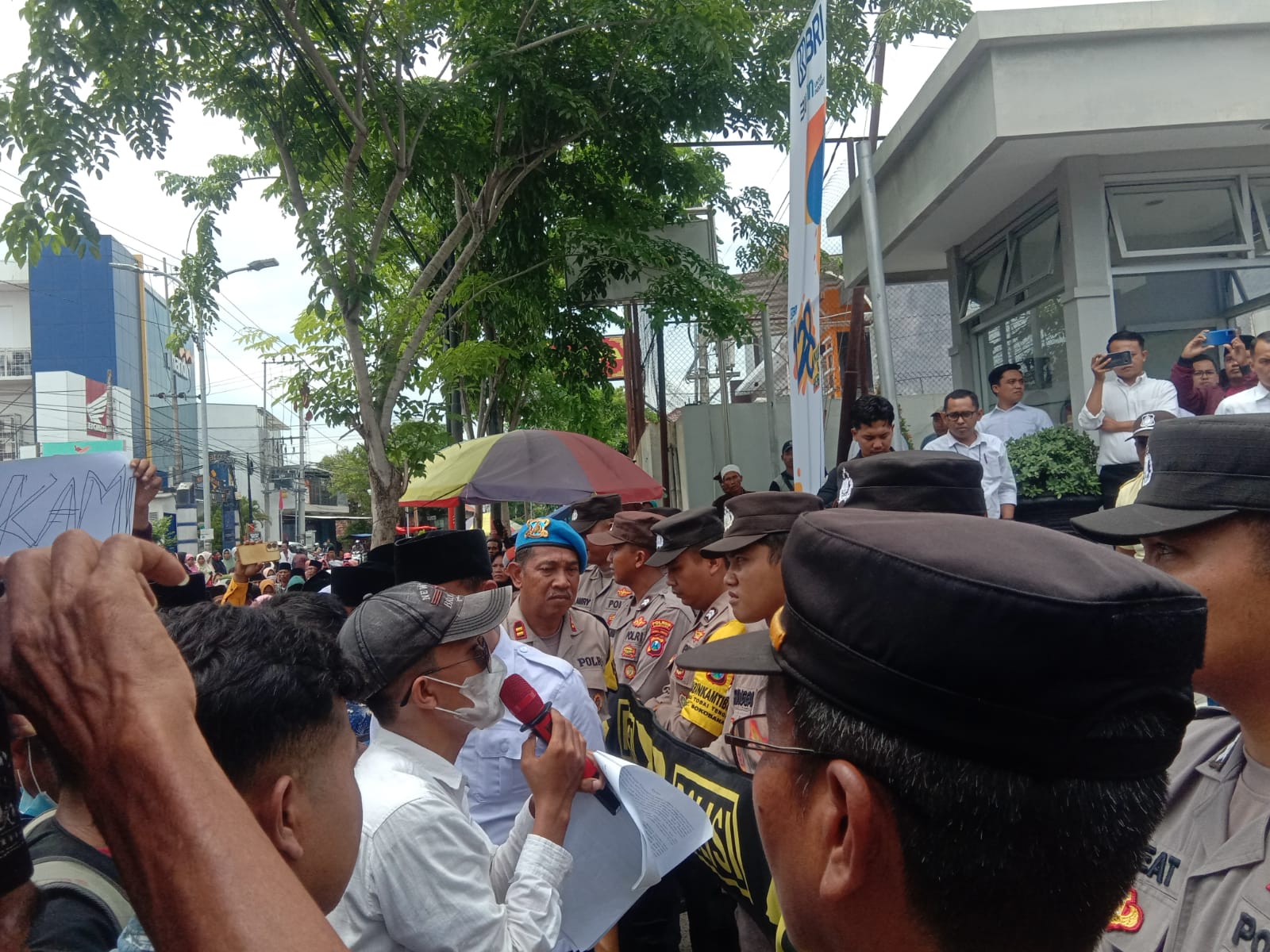 Geruduk Kantor BRI Sampang, Ribuan Masyarakat Gunung Rancak Tuntut Tanggungjawab