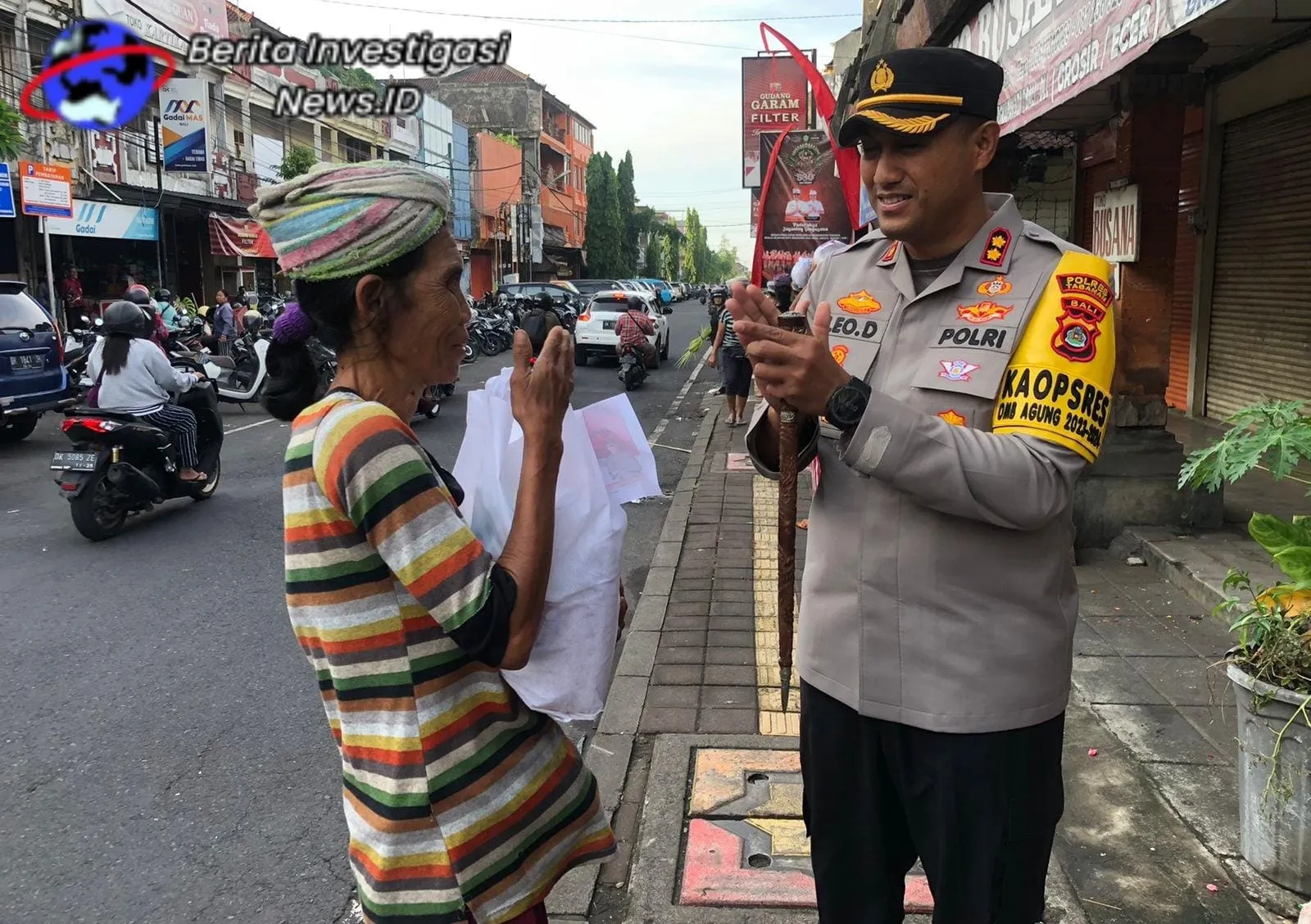 Kapolres Tabanan Spontanitas Bagikan Sembako kepada Masyarakat Kurang Mampu
