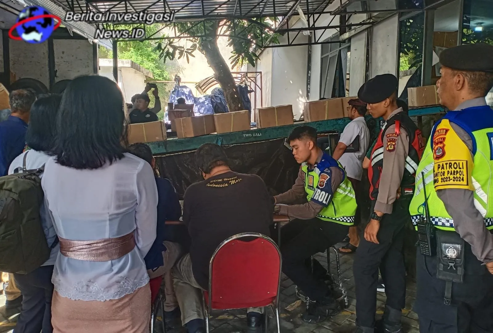 Dua anggota Satgas Humas Meliput dan Kawal Pemindahan Kotak Suara