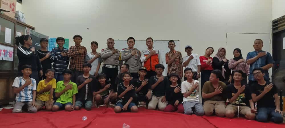 Ajak Anak Anak Penerus Bangsa Tidak Ikut Gengster, Kapolsek Berikan Penyuluhan di Balai RW 1 Kapasari Pedukuhan Surabaya