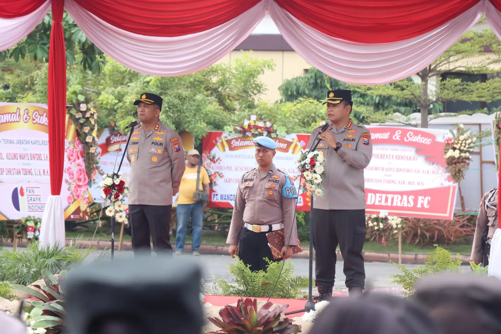 Sertijab Kapolresta Sidoarjo Kombes Pol. Kusumo Wahyu Bintoro Kepada AKBP Christian Tobing dan Dilanjut Tradisi Tabur Bunga
