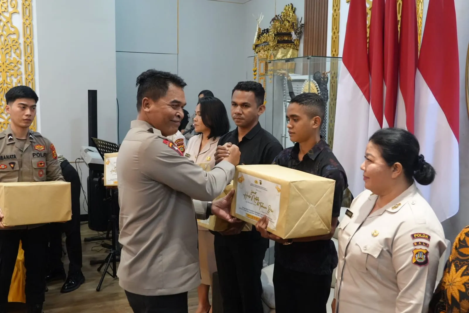 Kapolda Bali Serahkan Bingkisan Natal Kepada Personil Polri dan PNS Nasrani