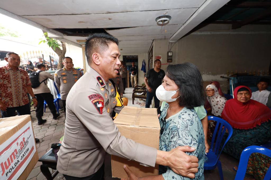 Gelar Jumat Curhat di Desa Bungurasih, Waka Polda Jatim Salurkan Bansos Untuk Warga