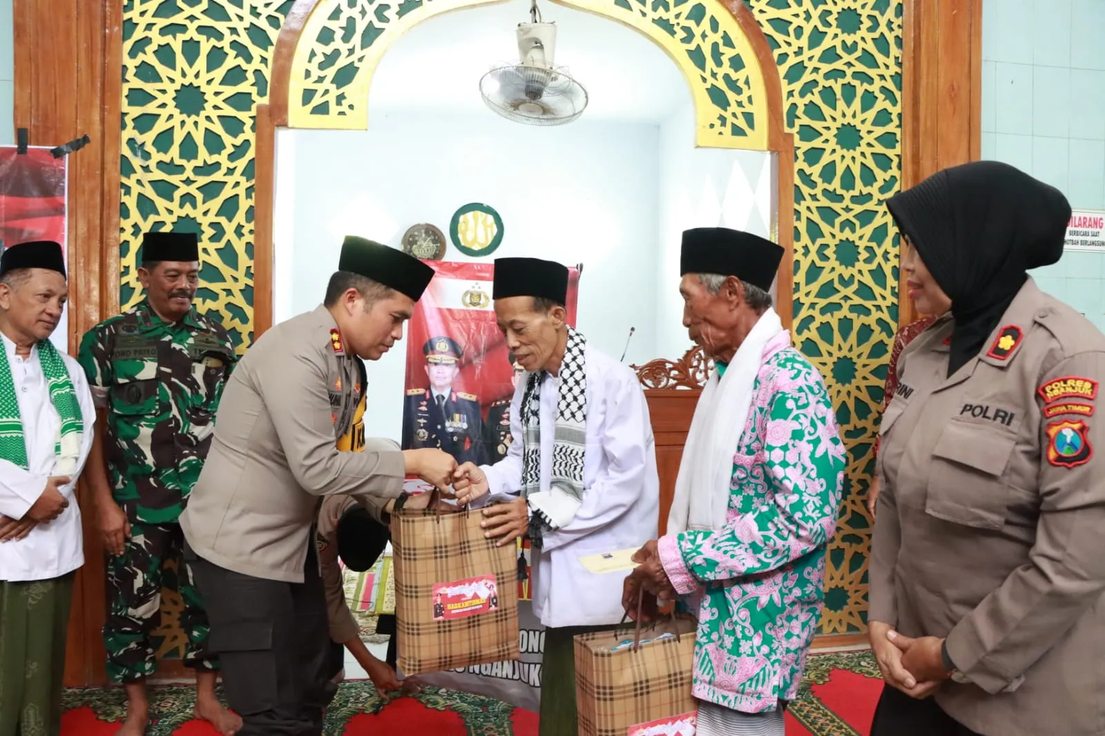 Jum'at Curhat : Polres Nganjuk Ajak Jamaah untuk Ciptakan Situasi Kamtibmas Yang Aman Jelang Pesta Demokrasi