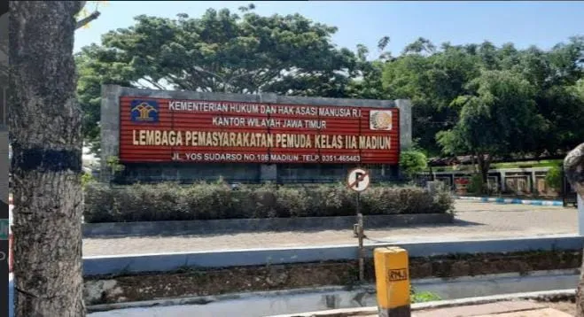 Napi Lapas Kelas IIA Madiun Bebas Main Handphone di Malam Hari