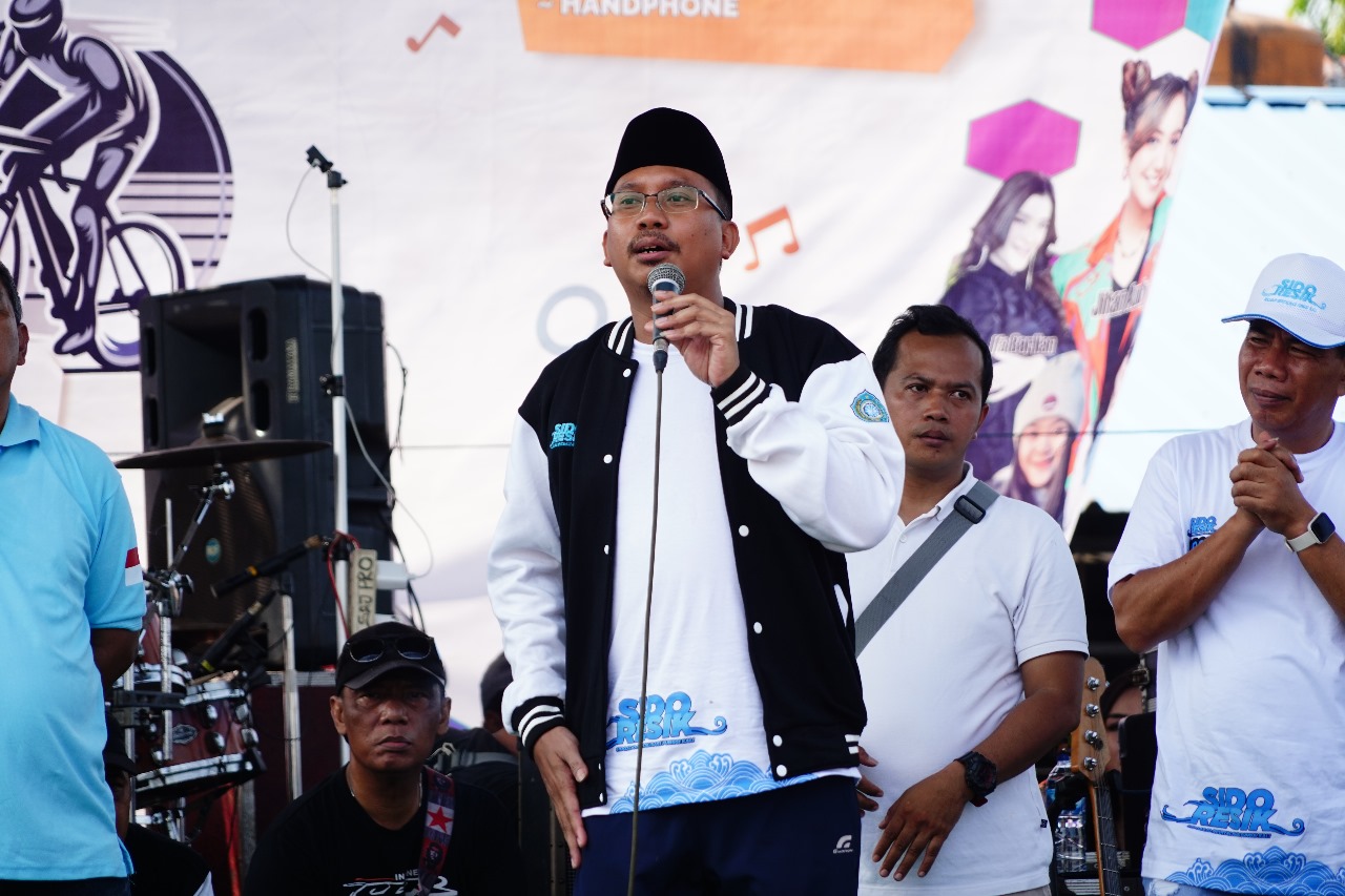 Gus Muhdlor Resmikan Ruas Jalan Beton Tarik-Mliriprowo, Ribuan Warga Tarik Antusias Sambut Dengan Fun Bike