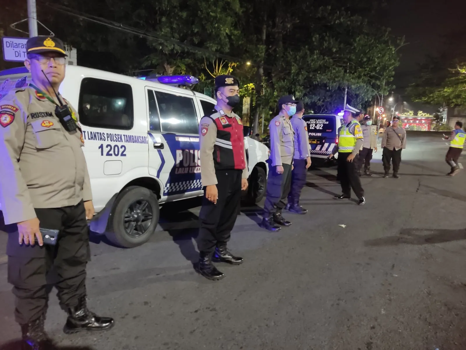 Polsek Simokerto Tekan Angka Kriminalitas dan Gangguan Kamtibmas Dengan Adakan Giat Patroli Malam