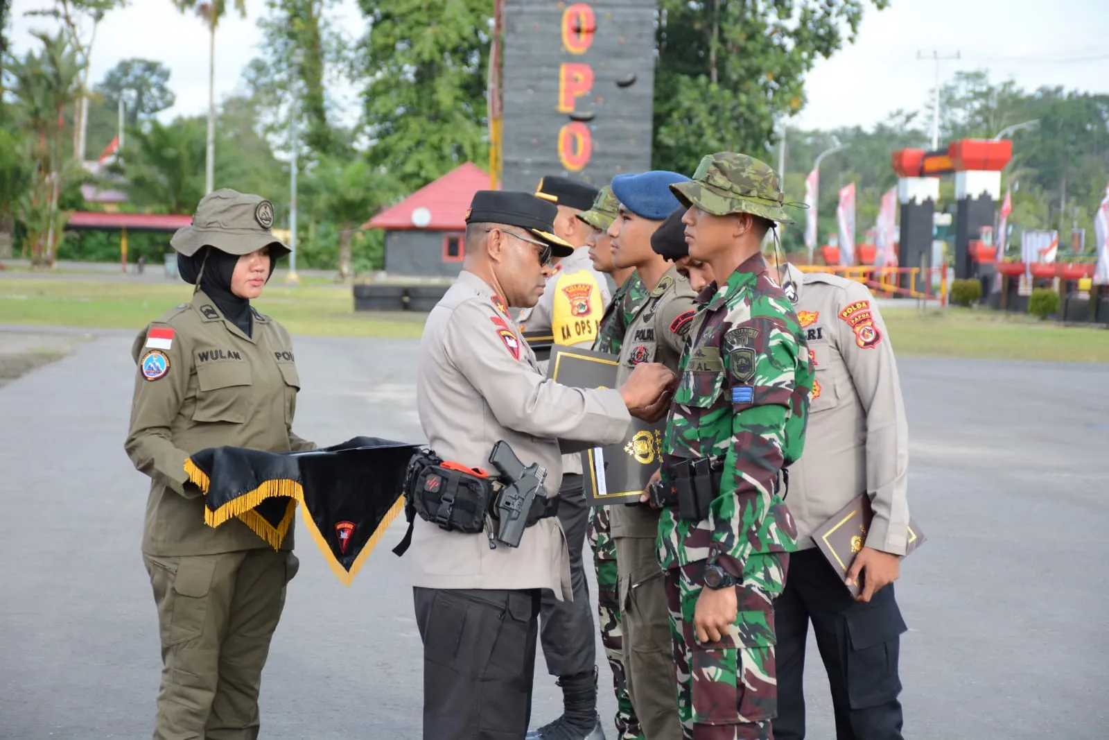 Kapolri Beri Penghargaan Pin Emas Kepada Prajurit TNI dan Anggota Polri Yang Tergabung Dalam Satgas Operasi Damai Cartenz 2023