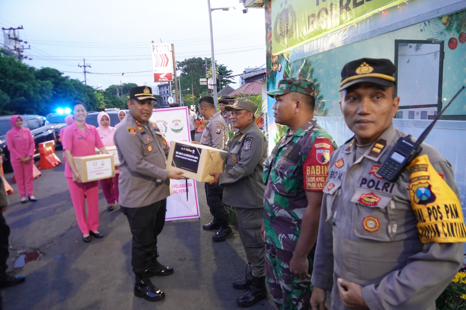 Beri Motivasi Petugas Operasi Lilin Semeru, Kapolres Pelabuhan Tanjung Perak Beserta Bhayangkari Kunjungi Pospam