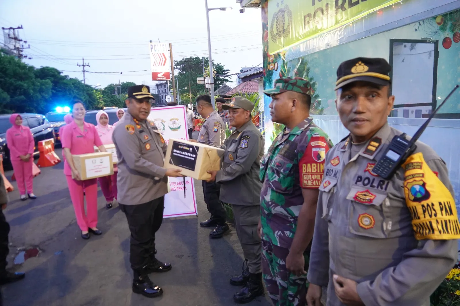 Beri Motivasi Petugas Operasi Lilin Semeru, Kapolres Pelabuhan Tanjung Perak Beserta Bhayangkari Kunjungi Pospam