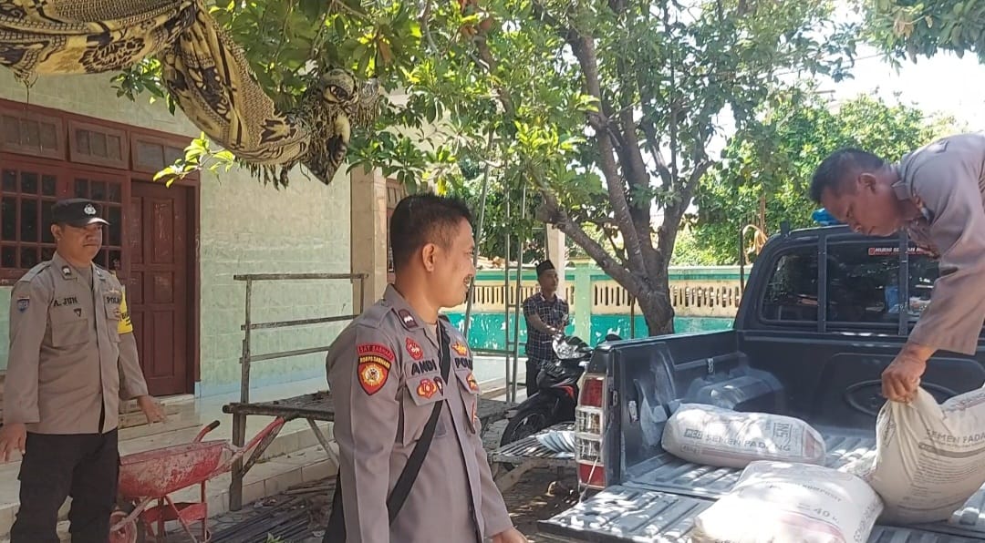 Jumat Curhat Polsek Pangarengan Salurkan Bantuan Semen Untuk Pembangunan Masjid Sabilul Khoirot Gulbung