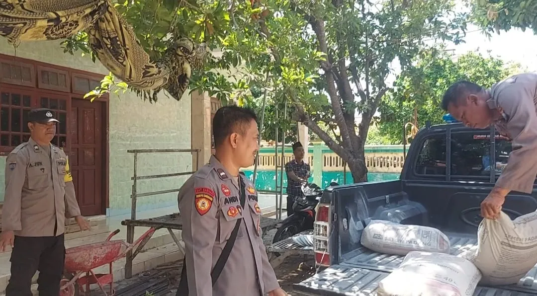 Jumat Curhat Polsek Pangarengan Salurkan Bantuan Semen Untuk Pembangunan Masjid Sabilul Khoirot Gulbung