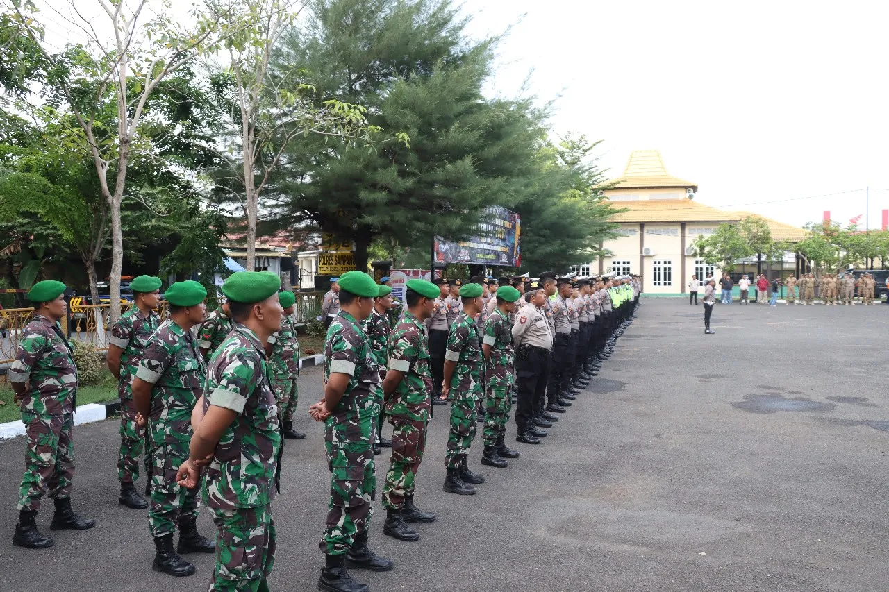 Personil Gabungan, Siap Amankan Malam Pergantian Tahun Baru 2024 di Kabupaten Sampang