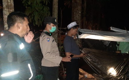 Gercep, Polisi Evakuasi Seorang Kakek Yang Tinggal di Tengah Hutan Pinus Bondowoso
