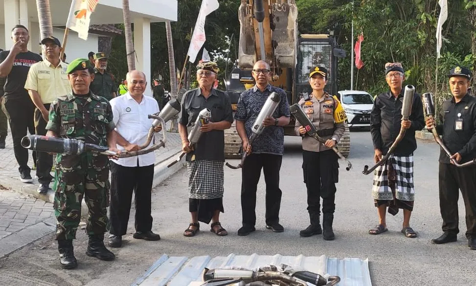Tidak Sesuai Spesifikasi, Polsek Densel Musnahkan Ratusan Knalpot Bising