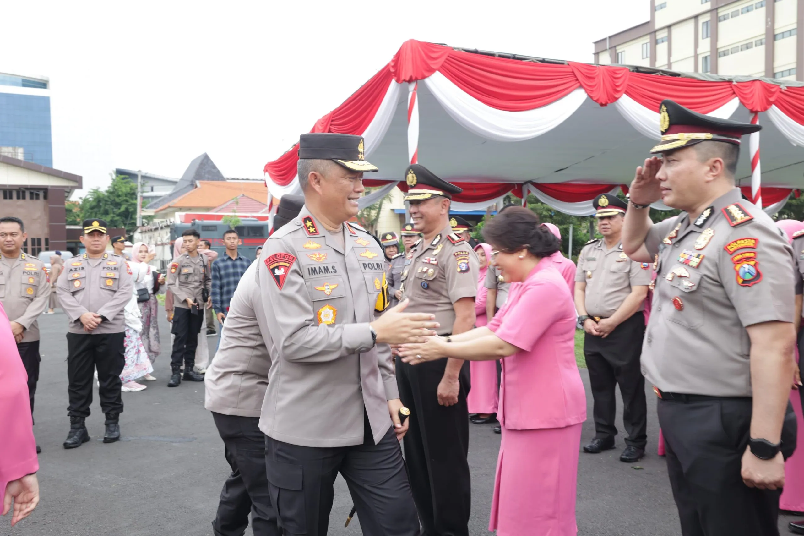 Kapolda Jatim Pimpin Upacara Kenaikan Pangkat 2.925 Personel di Penghujung Tahun 2023