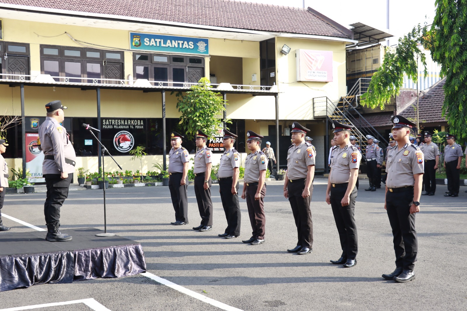Kapolres Pelabuhan Tanjung Perak Pimpin Upacara Kenaikan Pangkat 39 Personil
