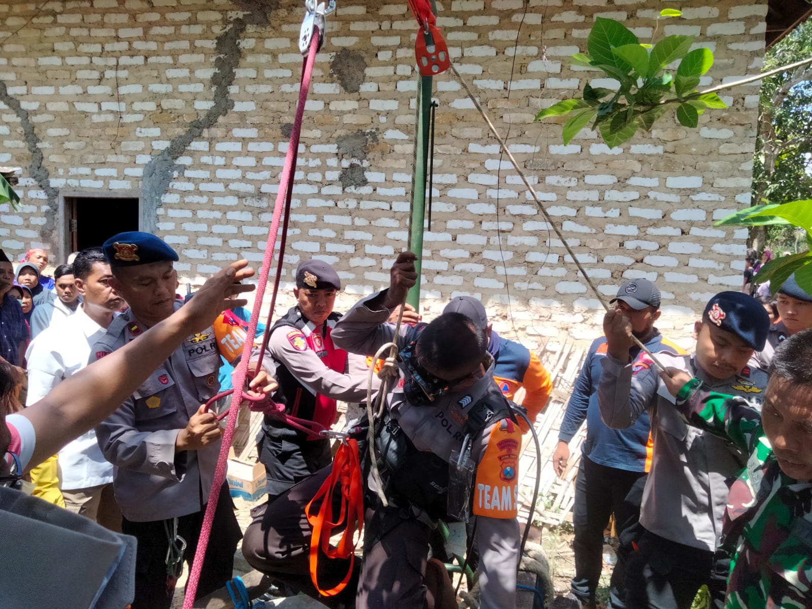 Tim SAR Sat Brimob Polda Jatim Bersama BPBD Pamekasan Berhasil Evakuasi Jenazah Dari Dalam Sumur