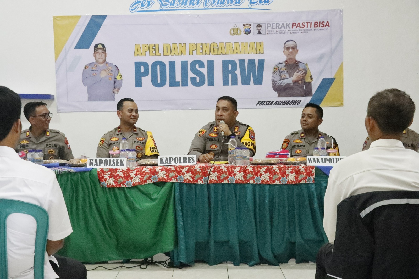 Jelang Pemilu Kapolres Pelabuhan Tanjung Perak Berikan Arahan Polisi RW Kecamatan Asemerowo