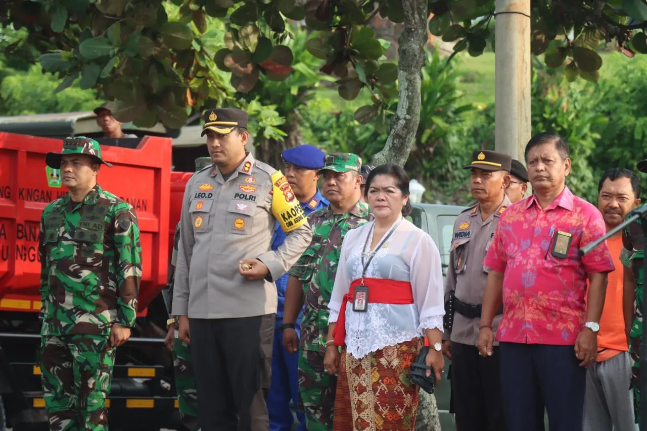 Kapolres Tabanan Hadiri Aksi Bersih Pantai dan Penanaman Pohon
