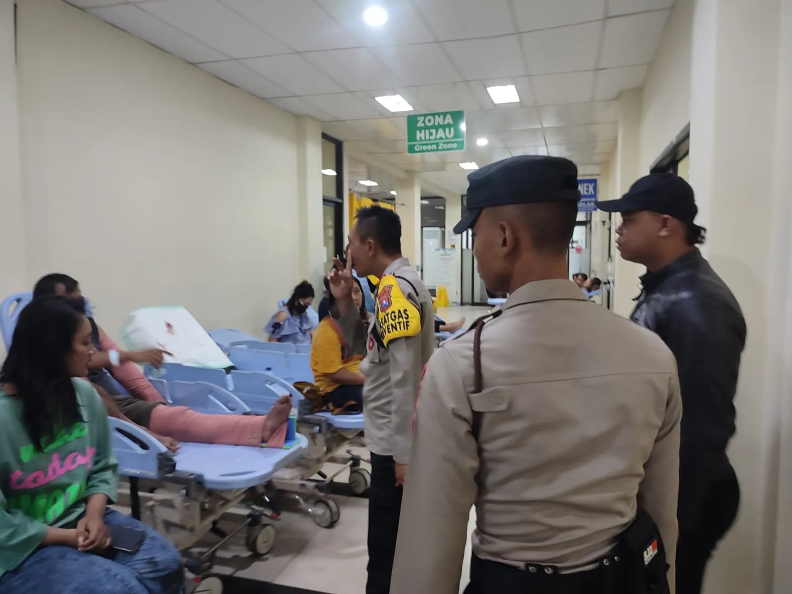 Gercep, Polres Blitar Kota Bantu Tangani Pohon Tumbang di Alun – alun Akibat Angin Kencang