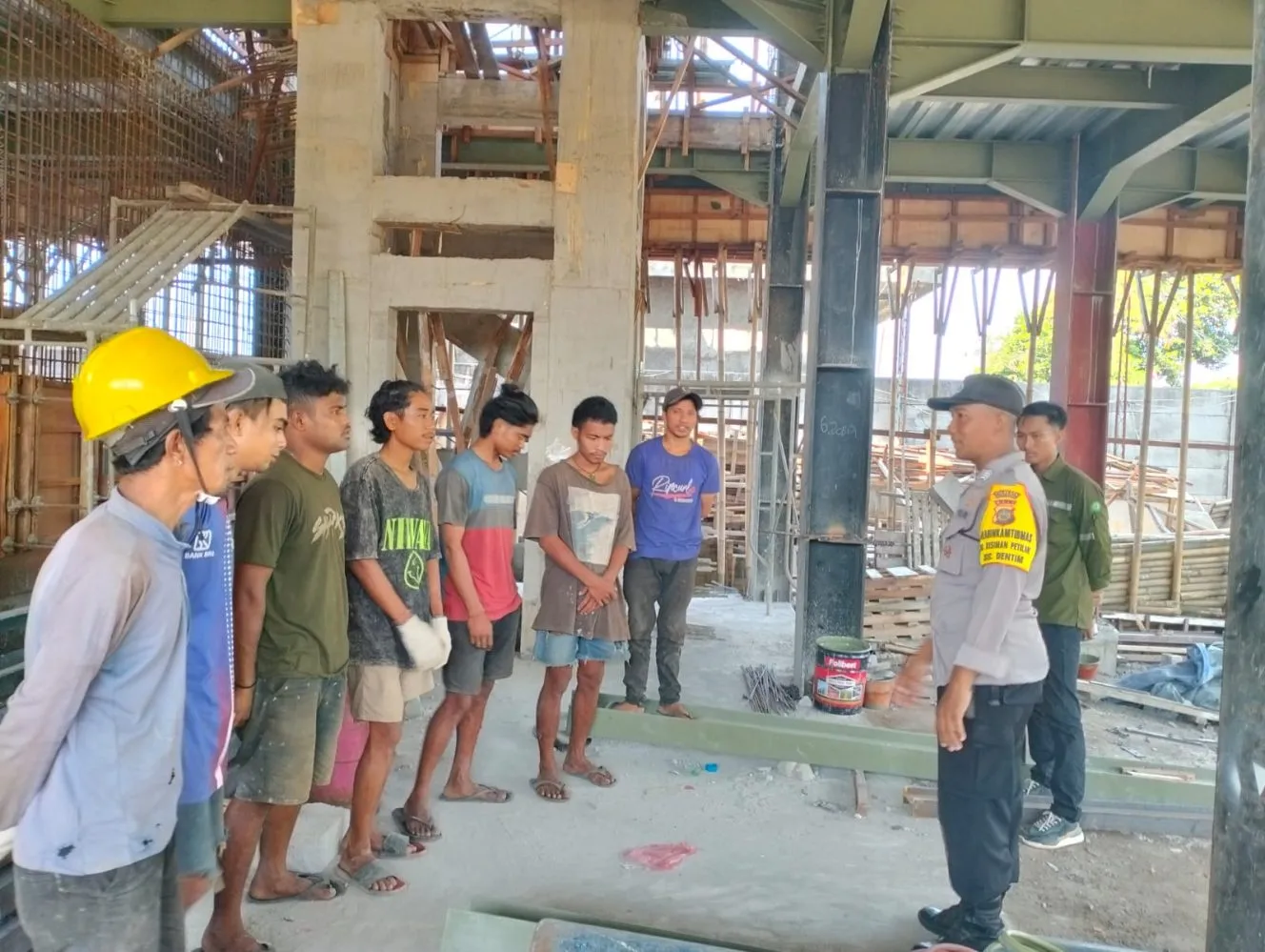 Berikan Imbauan Keamanan Kepada Pekerja Proyek Bangunan, Jaga Harkamtibmas