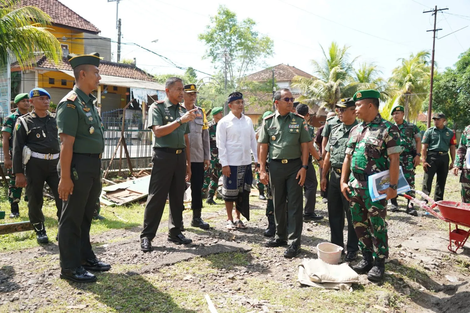 Tinjau Rehab Rumah Dinas Swakelola Asrama Kipan C Yonif 741/GN
