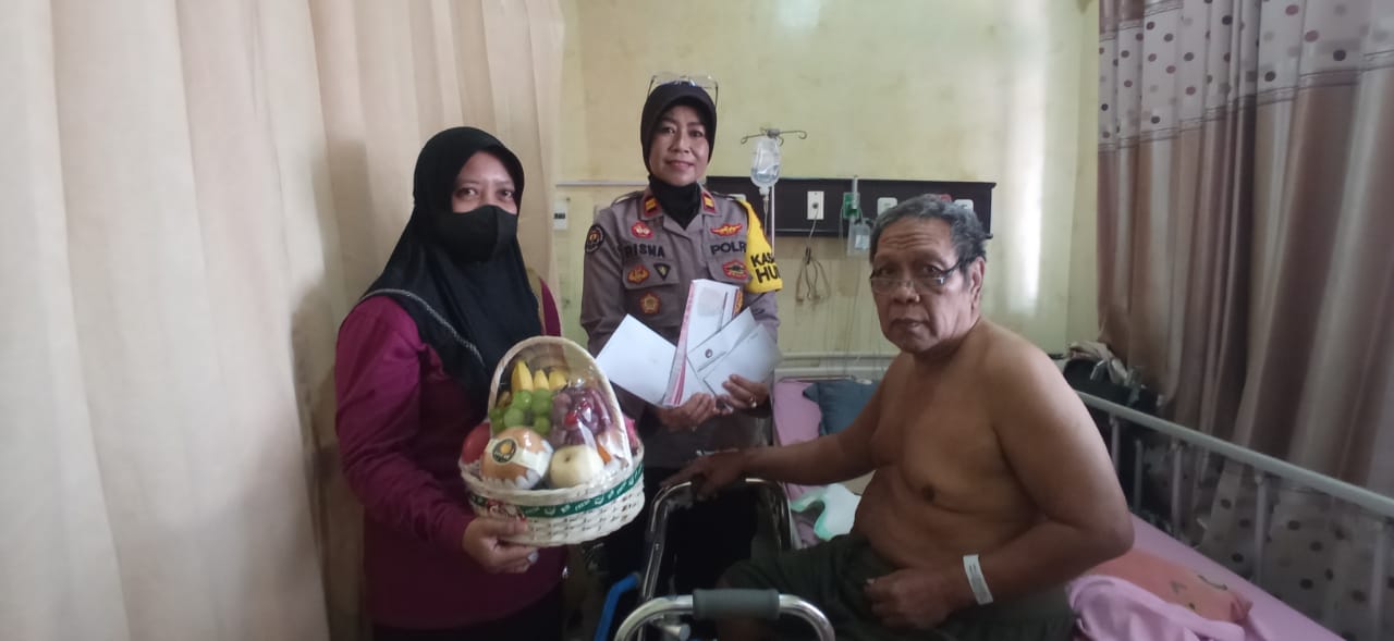 Polri Peduli, Wujud sinergitas Polri Bersama Awak Media, Kasihumas Polres Bangkalan Jenguk Wartawan Sakit