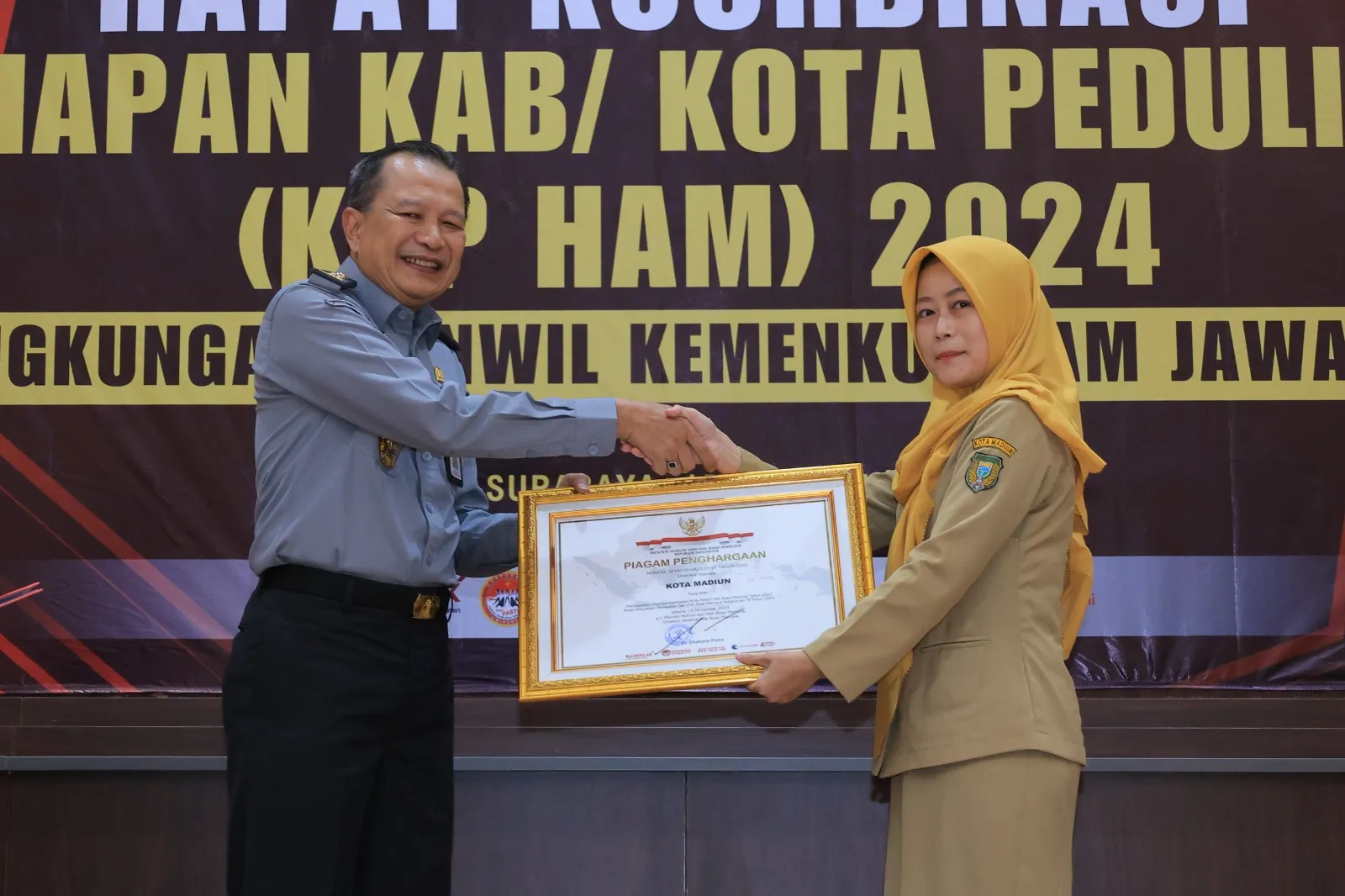 Kemenkumham Jatim Serahkan Penghargaan Peduli HAM Pada 12 Kabupaten/Kota di Jawa Timur