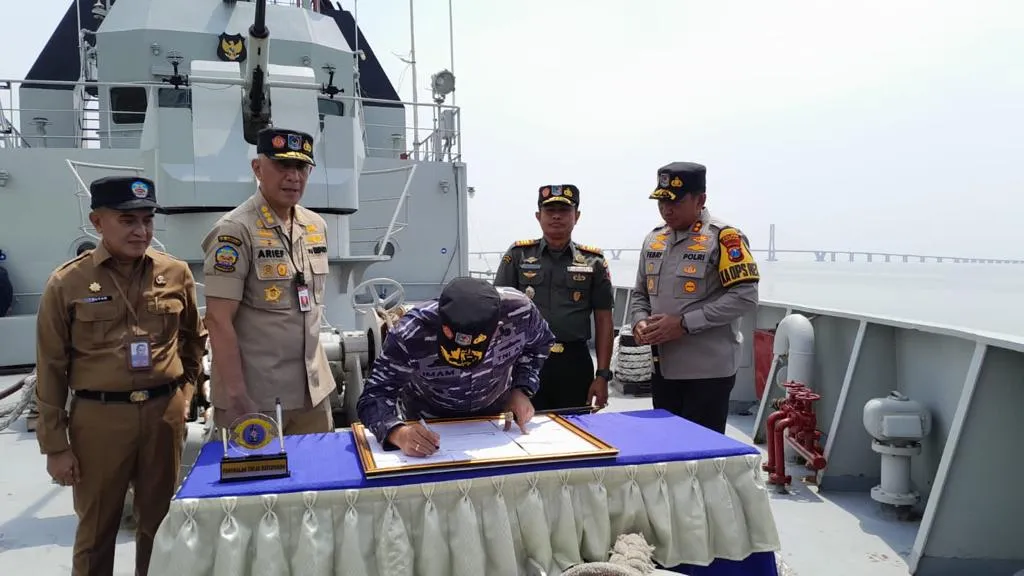 Komandan Lanal Batuporon dan Forkopimda Bangkalan Laksanakan Penandatanganan Naskah Perjanjian Hibah Daerah (NPHD) Pengamanan Pemilu 2024 di KRI Soputan-932