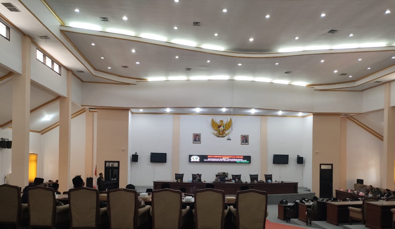 Rapat Paripurna DPRD Sampang Tentang Nota Penjelasan Bupati Terhadap Raperda Inisiatif dan Eksekutif