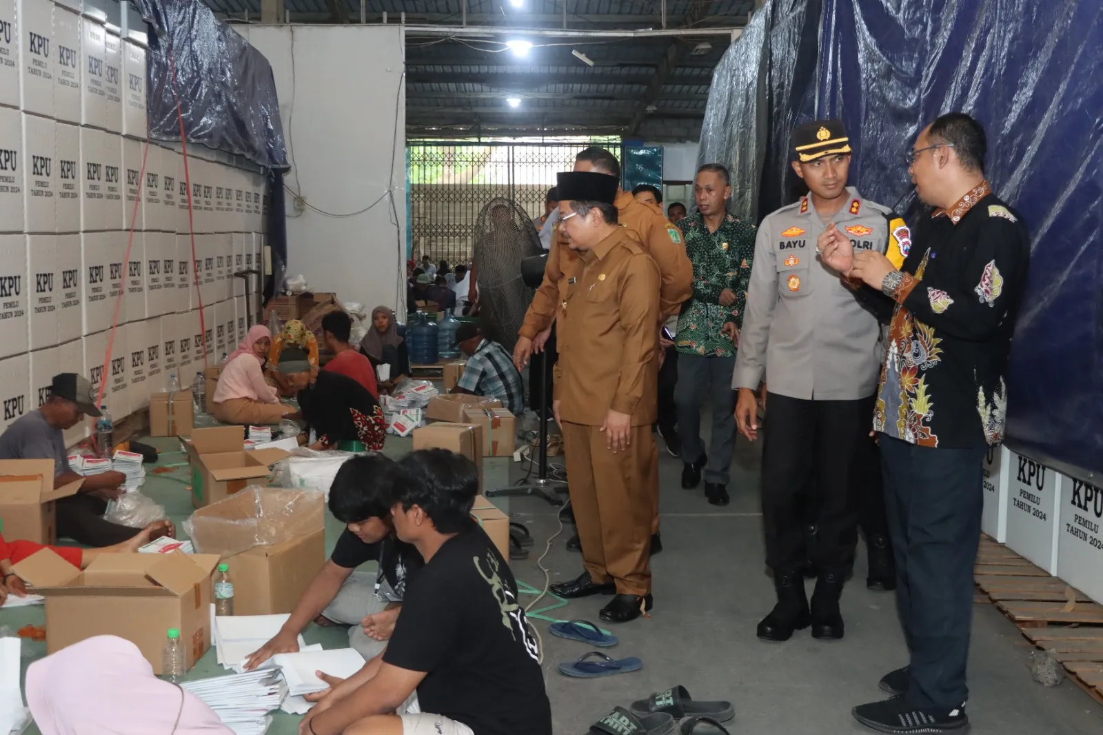 Pastikan Logistik Pemilu Aman, Kapolres Pasuruan Bersama Forkopimda Tinjau Gudang Logistik