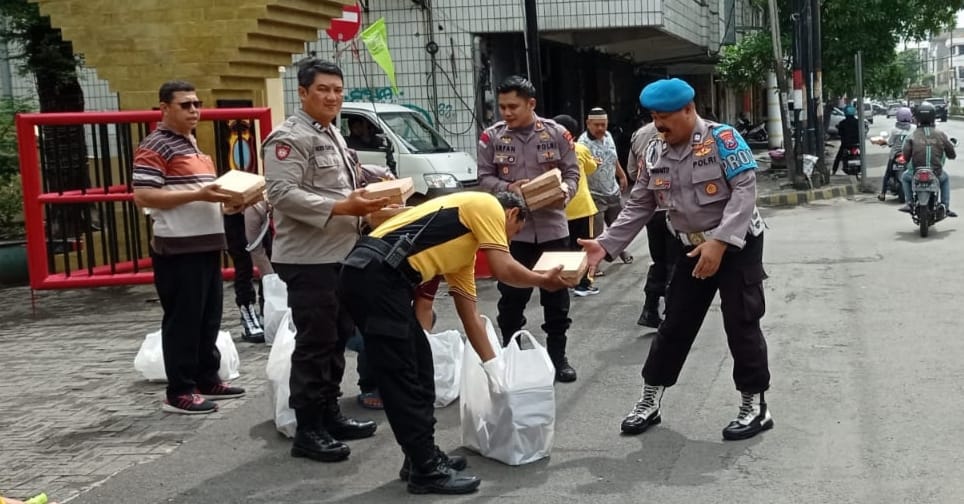 Jelang Pengamanan Pemilu 2024 Kapolsek Simokerto Gelar Aksi Sosial