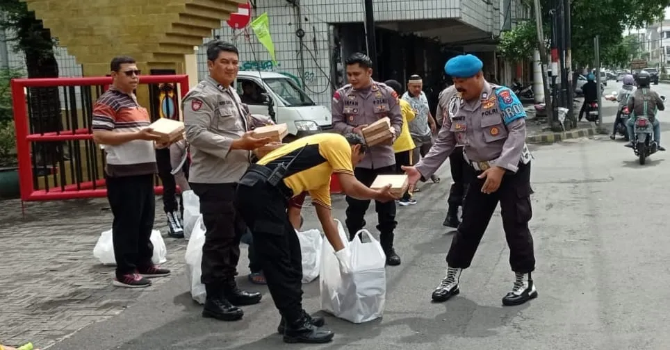 Jelang Pengamanan Pemilu 2024 Kapolsek Simokerto Gelar Aksi Sosial