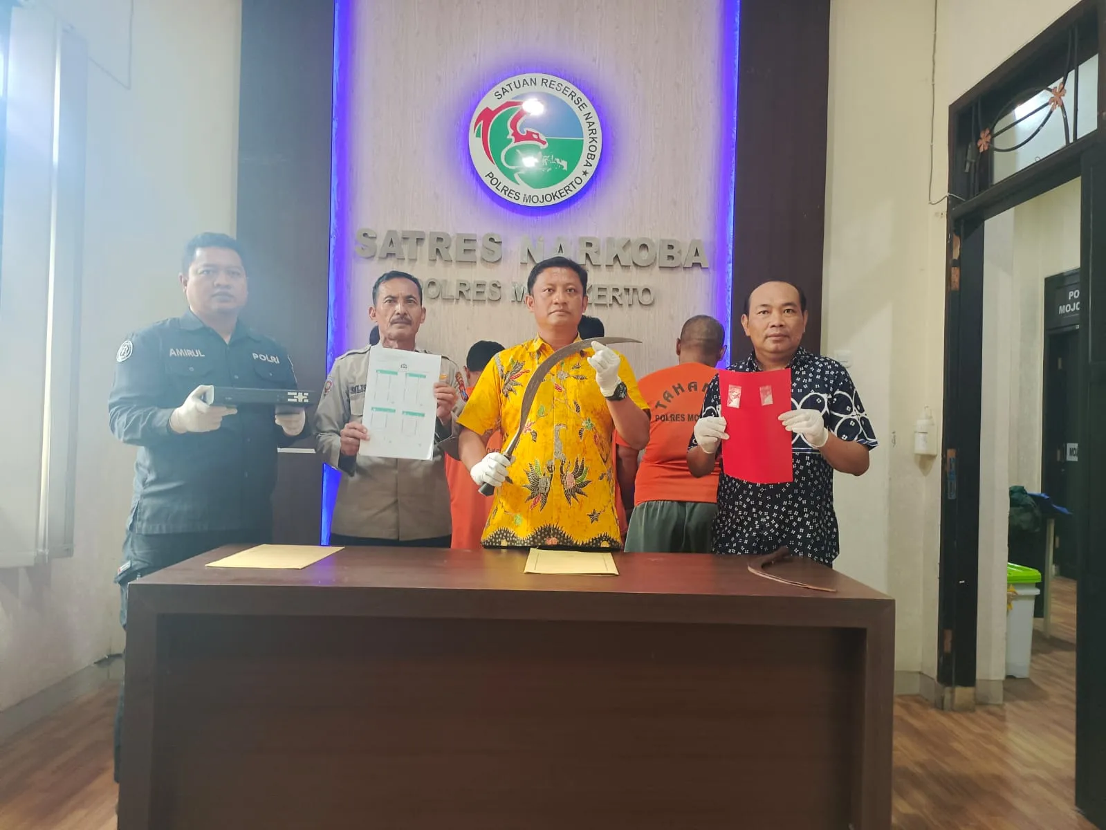 Empat Tersangka Budak Narkotika Jenis Sabu Berhasil Ditangkap Satresnarkoba Polres Mojokerto 