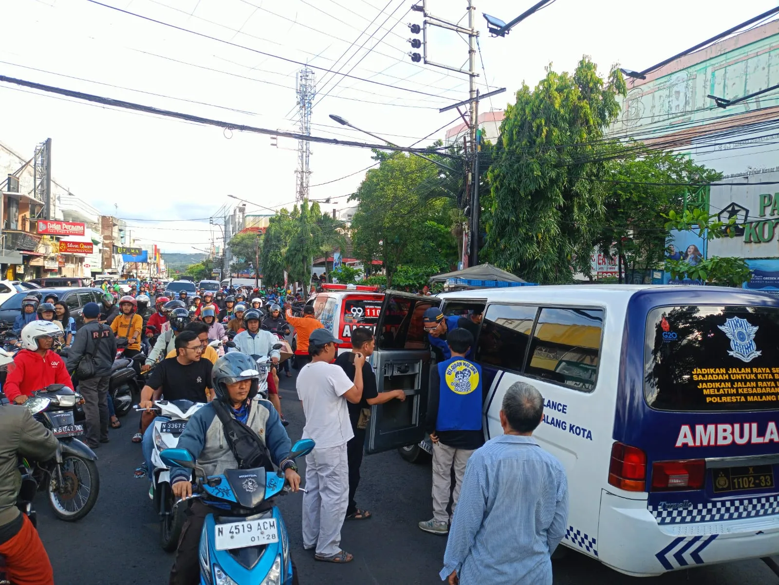 Respon Cepat Polisi dan Relawan Amankan ODGJ Yang Acungkan Sajam di Pasar Besar Kota Malang