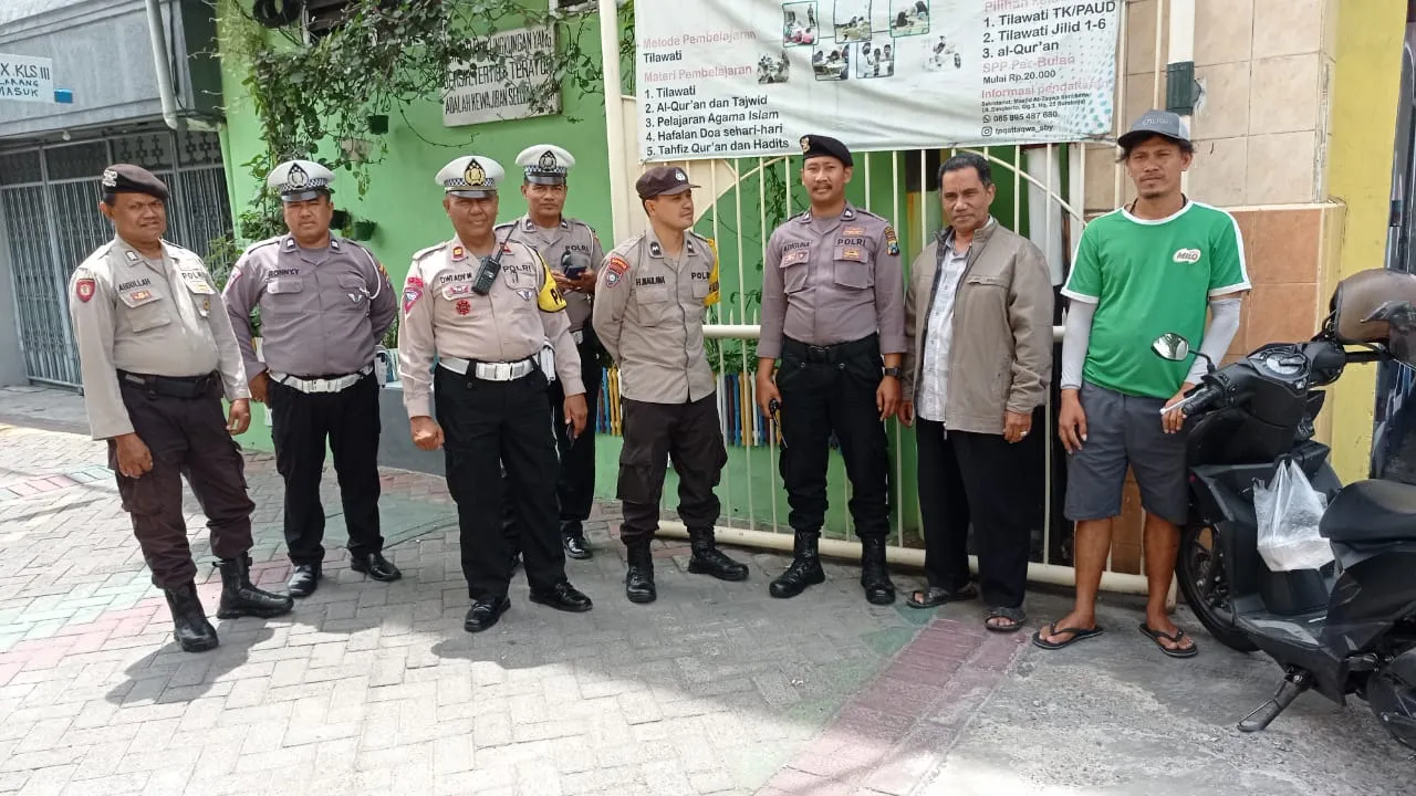 Gerak Cepat Kapolsek Simokerto Ciptakan Pemilu 2024 Aman Damai Lakukan Pengecekan Lokasi dan Situasi Sekitar TPS