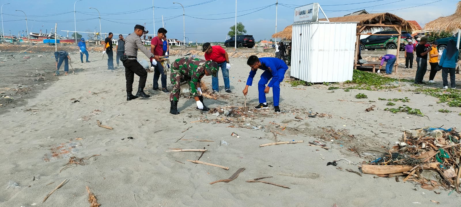 Peduli Lingkungan, Polisi bersama TNI Gelar Sapu Bersih Sampah Laut di Pamekasan