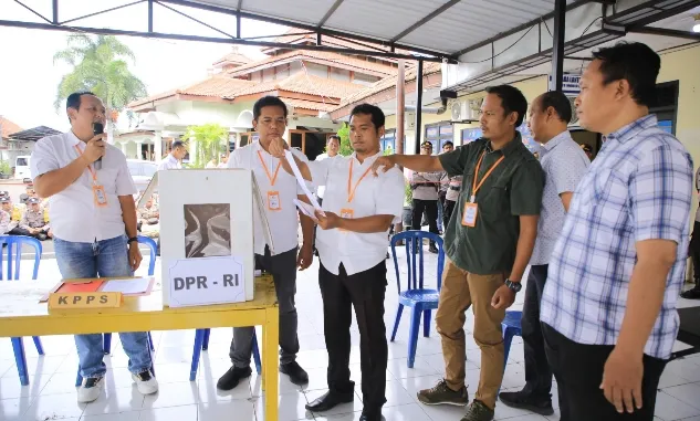 Pastikan Berjalan Sesuai SOP, Polres Madiun Gelar Simulasi Pengamanan TPS Pemilu 2024