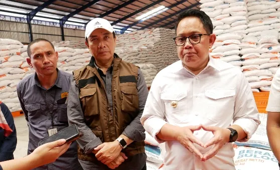 Pj Gubernur Jatim Adhy Karyono Lakukan Kunjungan Kerja Tinjau Gudang Bulog Sidoarjo dan Pasar Larangan