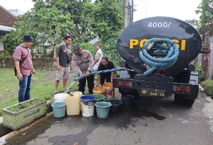Polres Malang Salurkan Bantuan Air Bersih Untuk Warga Dusun Pepen