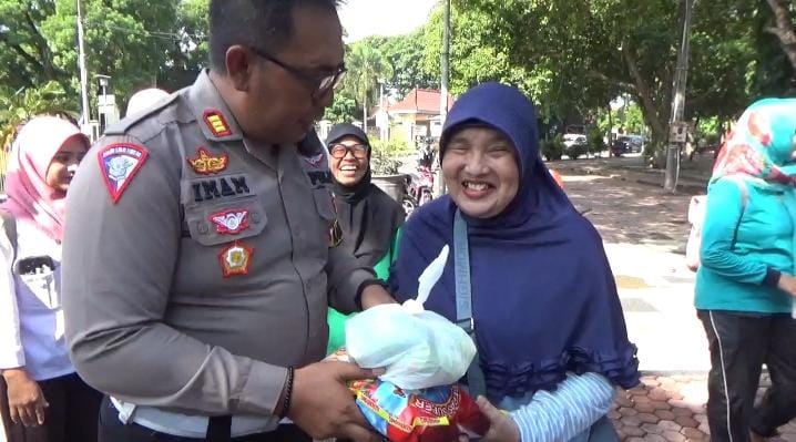 Peduli Disabilitas, Polres Bondowoso Sosialisasikan Kamseltibcarlantas Bagi Tuna Netra