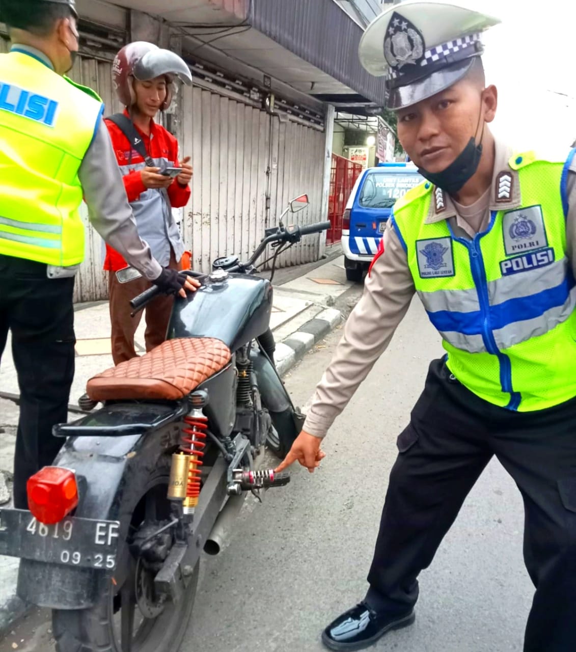 Lantas Polsek Simokerto Tindak Knalpot Motor Tidak Sesuai Spesifikasi Demi Pemilu Aman dan Kondusif