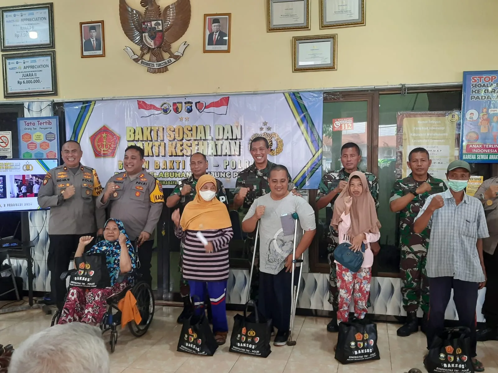 Polres Pelabuhan Tanjung Perak Gelar Bakti Kesehatan Dalam Rangka Bulan Bakti TNI - Polri