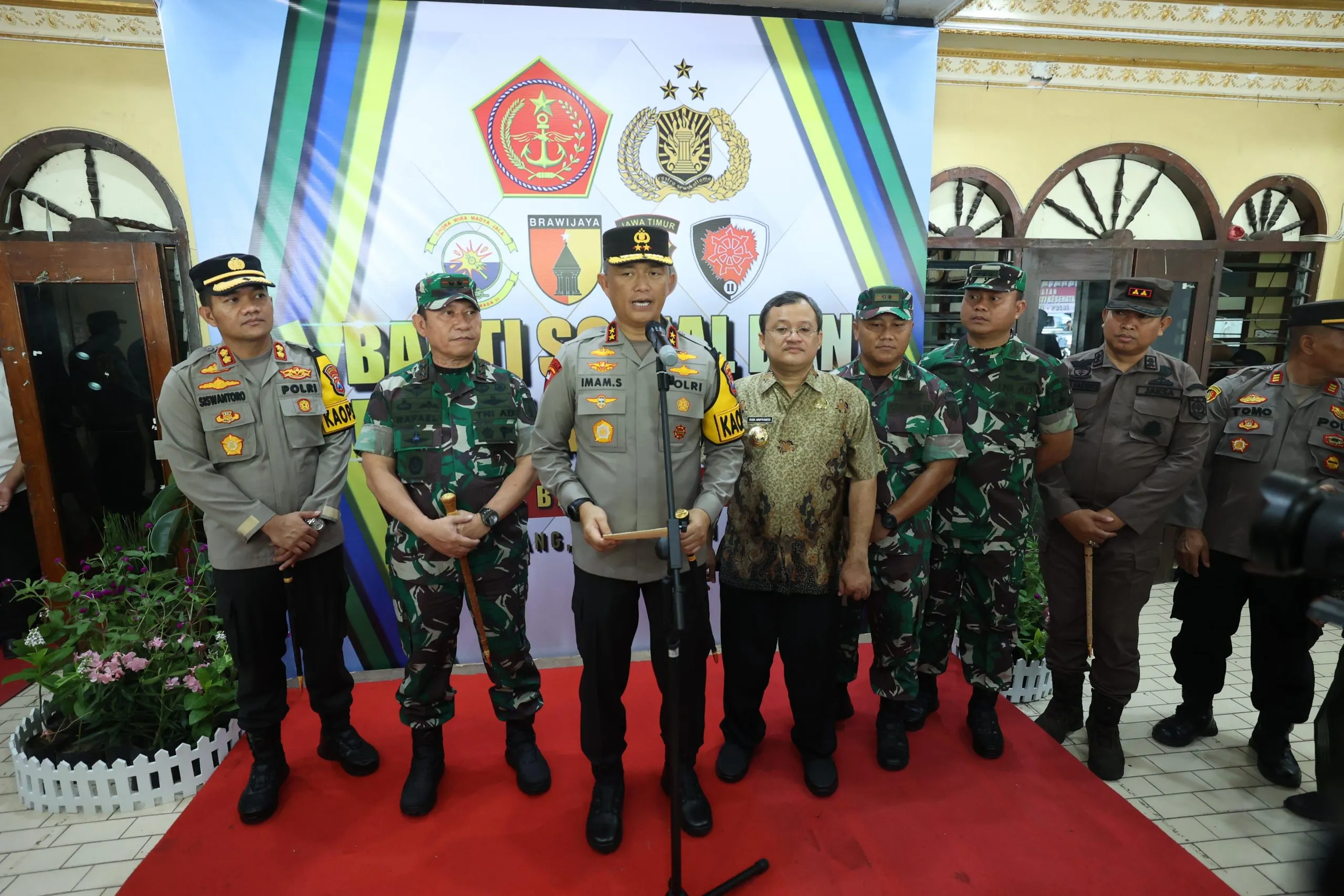 Jelang Pemilu 2024 Polda Jatim Bersama Kodam V Brawijaya Gelar Baksos dan Bakkes Serentak